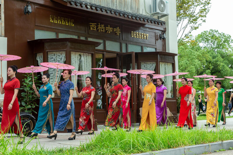 乐清千年古街惊现“旗袍快闪” 本土音乐唱响时代风韵